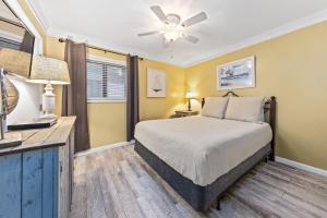 une chambre avec un lit et un ventilateur de plafond dans l'établissement Gulf Shores Plantation Unit 2319, à Gulf Highlands 36 autres photos