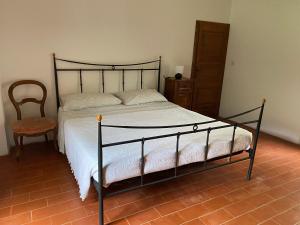 um quarto com uma cama grande e uma cadeira em Torre Cavina em Palazzuolo sul Senio