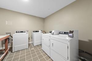 - une buanderie avec 4 lave-linge et sèche-linge dans l'établissement Gulf Shores Plantation Unit 2319, à Gulf Highlands