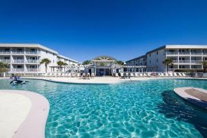 une grande piscine devant un hôtel dans l'établissement Gulf Shores Plantation Unit 2319, à Gulf Highlands