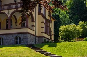 un edificio con escalones en el césped delante de él en Hotel Erbprinzenpalais, en Wernigerode