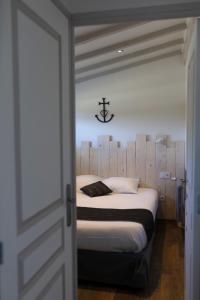 Logis Le Nid du Pont de Gau客房内的一张或多张床位