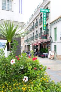 una calle con flores frente a un hotel en Hotel Reyesol, en Fuengirola