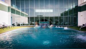 ein Schwimmbad mitten in einem Gebäude in der Unterkunft The Malvern in Great Malvern