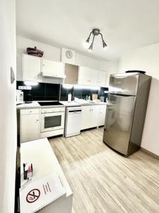Kuchnia lub aneks kuchenny w obiekcie CSEVI Apartmanház