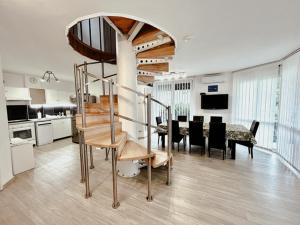 kuchnia i jadalnia ze spiralnymi schodami w domu w obiekcie CSEVI Apartmanház w Mezőkövesd