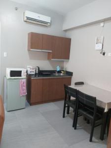 Kjøkken eller kjøkkenkrok på Affordable Tagaytay Monteluce 2 BR with Pool G28