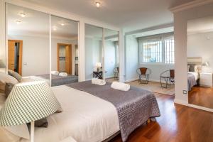 Postel nebo postele na pokoji v ubytování Casa la Concha - Marbellamar Beach Townhouse + 37 fotografií