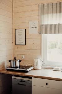 Una encimera de cocina con una olla sobre la estufa en Domek Kacprowy w Lipnicy - wraz z ogrodem na wyłączność, en Lipnica