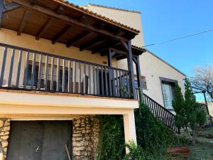 una casa con balcone e garage di Casa rural la libertad a Buendía