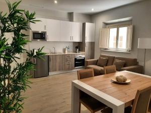 A kitchen or kitchenette at Apartamentos Pinar Malaga Centro
