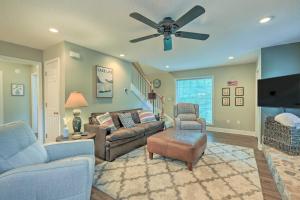 Lakefront Home with Entertainment Space and Dock!的休息区