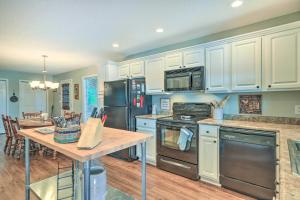 Lakefront Home with Entertainment Space and Dock!的厨房或小厨房