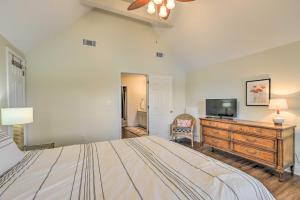 Lakefront Home with Entertainment Space and Dock!客房内的一张或多张床位