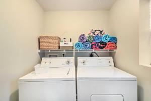 EatontonLakefront Home with Entertainment Space and Dock!的相册照片