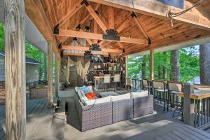 Lakefront Home with Entertainment Space and Dock!的休息区