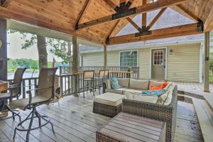 Lakefront Home with Entertainment Space and Dock!的休息区
