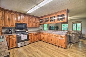 una cucina con armadi in legno e piano cottura. di Pet-Friendly VA Home about 30 Mi to Shenandoah NP 