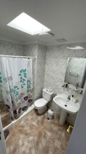 Kúpeľňa v ubytovaní Vivienda Vacacional Tienda Loly + 37 fotografií