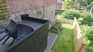 eine Terrasse mit einem Tisch und Stühlen im Garten in der Unterkunft Gîte Genius Loci in Marche-en-Famenne