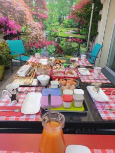 - une table avec de la nourriture et des boissons sur la terrasse dans l'établissement Chambres d'hôtes Chez Pat et Nanou, à Six-Fours-les-Plages