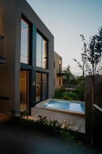 una casa con piscina frente a ella en Capital Luxury Suites, en Nauplia