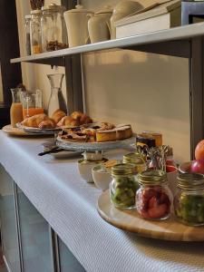 una mesa cubierta con platos de comida y repostería en 19 Borgo Cavour en Treviso