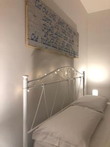 Un pat sau paturi într-o cameră la Poésia