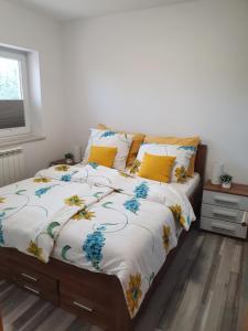 1 cama con edredón de flores en un dormitorio en Apartma Maja, Mateja, en Koper