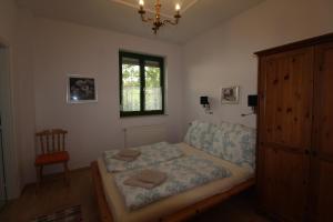 a small bedroom with a bed and a window at Haus Kristina in Csopak