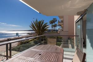 Bright two bedroomed apartment on the beach in Cannes with huge terrace with fabulous sea views - 2001 في كان: شرفة مطلة على الشاطئ