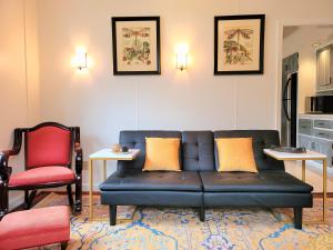 un soggiorno con divano e 2 sedie di new Luxury Apt At swansanctuary With Private Balcony a Birdsboro