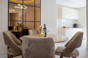 comedor con mesa y sillas en Luxury Apartments Ivanovic, en Tivat