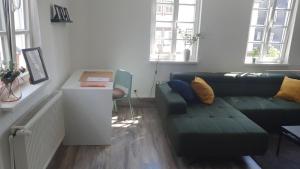 a living room with a couch and a table at Gemütliche Wohnung *zentral* *Netflix* *Parkplatz* in Bad Laasphe