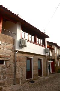 an external view of a house at Casas do Fantal in Vale de Salgueiro