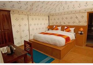 Una cama o camas en una habitación de Sky Desert Safari Camp Jaisalmer