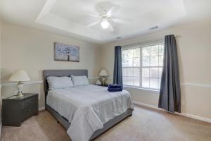 una camera con letto e ventilatore a soffitto di Pooler Travelers Retreat II - Entire House - a Savannah