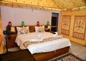 Una cama o camas en una habitación de Sky Desert Safari Camp Jaisalmer