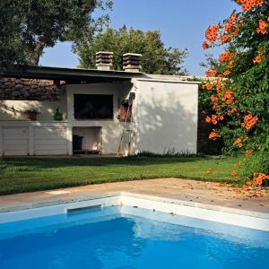 een huis met een zwembad in de tuin bij LA CASA DI BEL in Monopoli