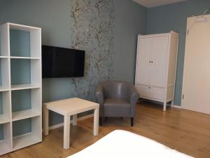 TV a/nebo společenská místnost v ubytování Das Gartenhaus + 16 fotografií