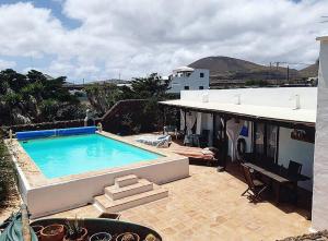 Bassenget på eller i nærheten av Islabella Lanzarote habitaciones en Villa con entrada particular