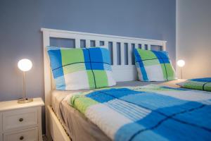 a bedroom with two beds with blue and green at Apartment mit kleinem Innenhof im Erdgeschoss für bis zu 4 Personen in Klotten