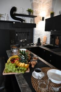 a plate of fruit on a counter in a kitchen at Poesìa in Brindisi