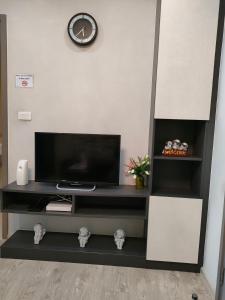 TV a/nebo společenská místnost v ubytování THE BASE apartments at central pattaya