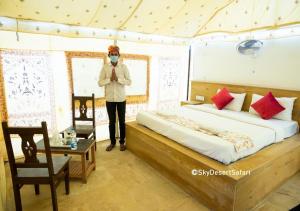 Una cama o camas en una habitación de Sky Desert Safari Camp Jaisalmer