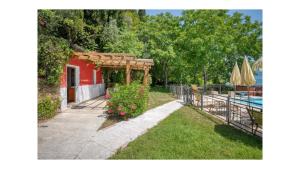 um jardim com um pavilhão e uma piscina em Villa Cappellina em Toscolano Maderno