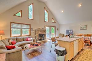 un salon avec un canapé et une table dans l'établissement Deck, Hot Tub and Game Room Lake Harmony Home, à Lake Harmony