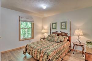 um quarto com uma cama, 2 candeeiros e uma janela em Lake Harmony Home with Hot Tub, Deck and Game Room em Lake Harmony