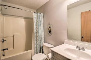 une salle de bain avec un lavabo, des toilettes et un miroir dans l'établissement Deck, Hot Tub and Game Room Lake Harmony Home, à Lake Harmony 33 autres photos