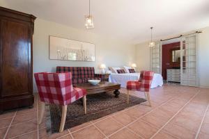 1 dormitorio con 1 cama, 2 sillas y mesa en CORTIJO LA MINA - Luxury Villa Conil, en Conil de la Frontera